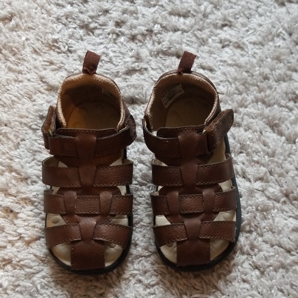 Toddler sandals with secure velcro